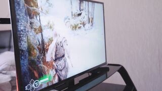 Gamer kisasszony konzolozás helyett pélót kap