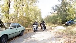Világos Szőke muffot basznak meg a motoros pasik