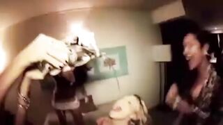 Tini picsa a nevelő testvérén lovagol
