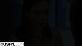Lana Rhoades seggét egy csoki krapek dugja