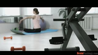 Jogázó tini kis csajt dug análba az edő