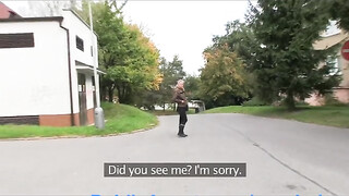 Világos Szőke tini lány a raktárban kúrel