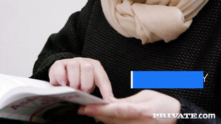 Brittany Bardot egy fiatal fiú reszeli popsiba