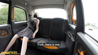 Fake Taxi - Tetovált seggű kiscsaj lovagol