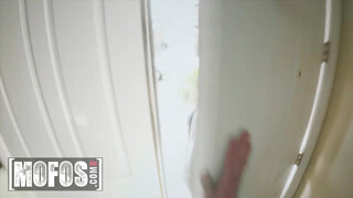 Mofos - Lisey Sweet a izgató fehérneműs világos szőke milf