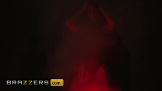 Brazzers - Ariella Ferrera és Isis Love cidázzák egymást