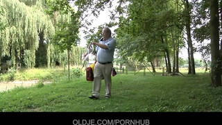 Oldje - Vén pasi keféli a tini spinét