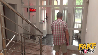 Fake Hostel - Fiatal turista picsa punciba rakva