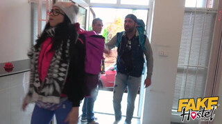 Fake Hostel - Brazil kisasszony a pasija előtt közösül