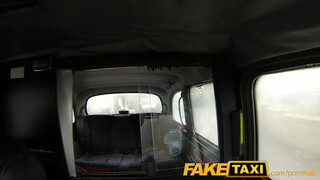FakeTaxi - kitetovált hölgyemény meghágva a hátsó ülésen