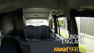 FakeTaxi - méretes seggű kisasszony dugni akar