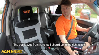 Fake Driving School - vegyvédelmi ruhában ül be a hölgyemény a kocsiba