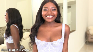 AllBlackX - Noemie Bilas a cuki barna spiné