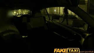 FakeTaxi - Olasz kiscsaj a taxiban kúrel