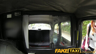 FakeTaxi szexy vörös kisasszony extra kannákkal