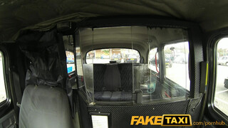 FakeTaxi kanos lányt meglepetés éri a hátsó ülésen
