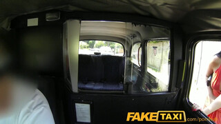 FakeTaxi még a seggnyalást is bevállalja a csajszi
