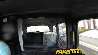 FakeTaxi gyönyörű csaj engedi popóba is