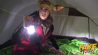 Fake Hostel kiscsajszit letámadja a perverz milf néni