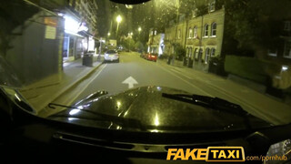 FakeTaxi utcán álló picsa szeret szopni