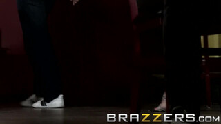 Brazzers - Keiran Lee egyszerre basz meg dupla bulát