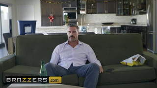Brazzers - a tetovált pornófilmes csajszi elpusztítva