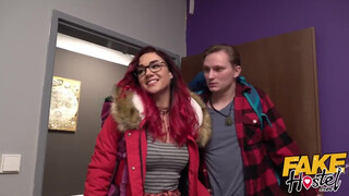 Fiatal kiscsaj kikezd a szobatársával - Fake Hostel