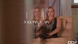 Nikky Dream bombázó ruhában maszturbál