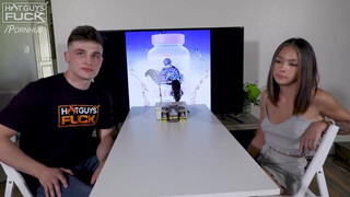 Tini kicsike keblű kiscsaj és a tetovált csávó - Hot Guys Fuck