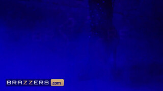 Brazzers - Cherie Deville segge is megdöngetve