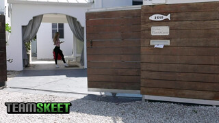 TeenPies - Kali Roses borotvált pinája megdöngetve