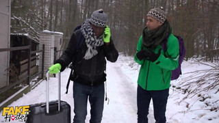 Hatalmas kannás tini hölgyemény és a turista srácok - Fake Hostel