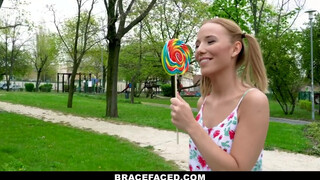 BraceFaced - foncsikos és fogszabályzós tini lány