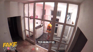 Három leszbikus kiscsaj kényezteti magát - Fake Hostel