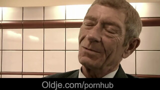 Magyar pornószínész kiscsaj közösül vén csávóval - Oldje