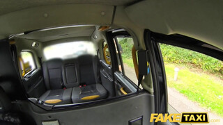 Fake Taxi - Hatalmas cickós milf bekúrva a hátsó ülésen