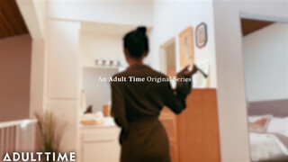 ADULT TIME - Ázsiai tini csajszi a fürdőben maszturbál
