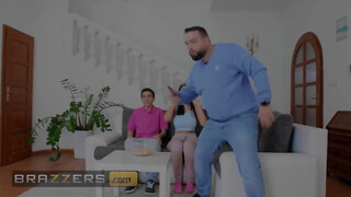 Brazzers - Jennifer Mendez tini hapsi pöcsén lovagol