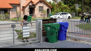Nadia White fiatal manussal kefél - Anal mom