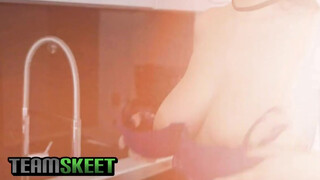 TeamSkeet - bögyös debella picsa és a pici faszi esete