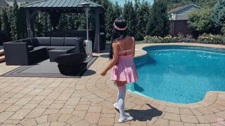 Latina milf a melle közé veszi