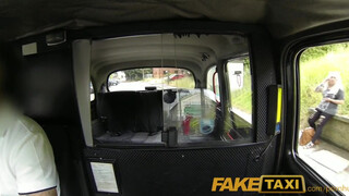 Faketaxi - szőrös pinájú milf spiné közösül egyet