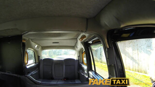 FakeTaxi - Chelsey Lanette a méretes tőgyes szöszi