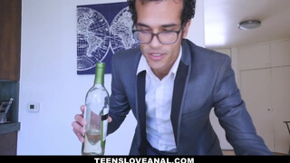 Teens Love anal - gyönyörű picsa felkínálja a picsáját