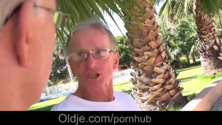 Egy gyönyörű apáca és egy vén faszi