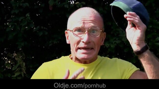 Idős tata hátsó bejáratba dugja a szexy tinit