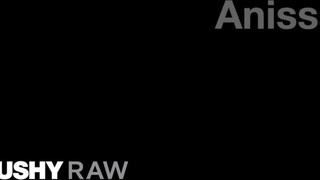 TUSHYRAW - Anissa Kate segglyukába pélót tolnak