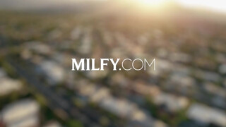 MILFY - Angelina és az óriás farkú manus