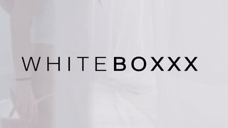 WhiteBoxxx - Ginebra Bellucci seggbe kefélve
