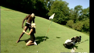 Private Interracial - Sylvia Sun a golfpályán megkúrelva